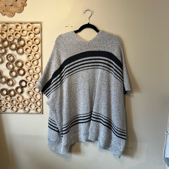 Aritzia commented ionic small cotton cape…. - Picture 4 of 9